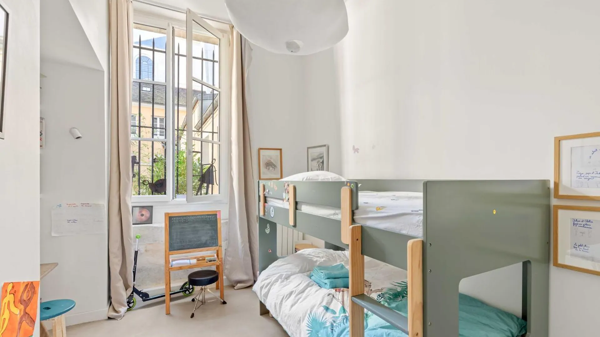 Comme Une Maison Sur L'Ile Saint Louis Paris France